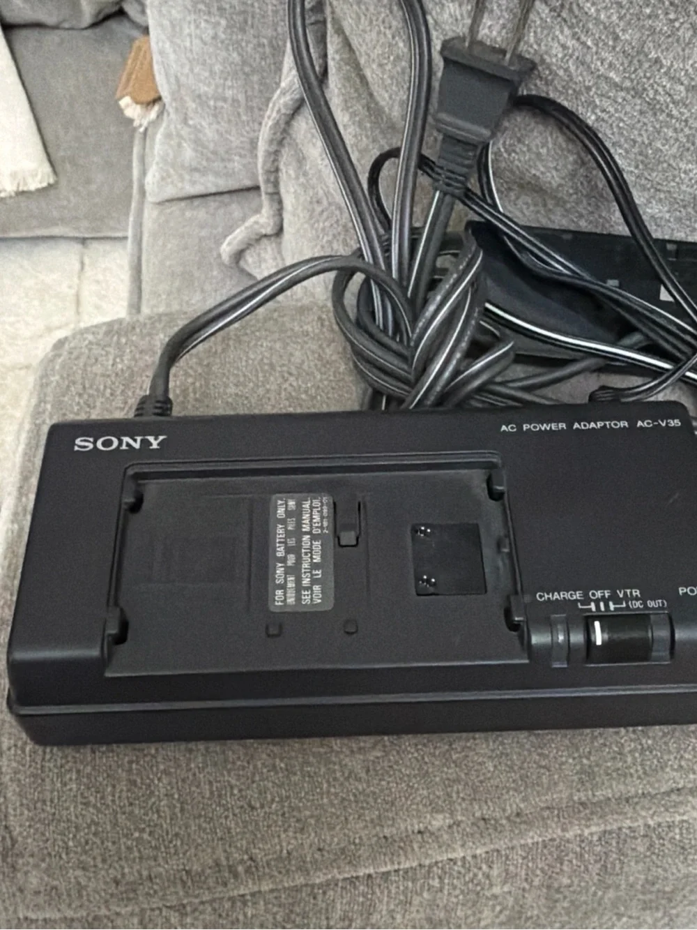 genuine sony AC-V35 power adaptor 7.5V 1.6A(VTR) 10V 1.3A(BATT)